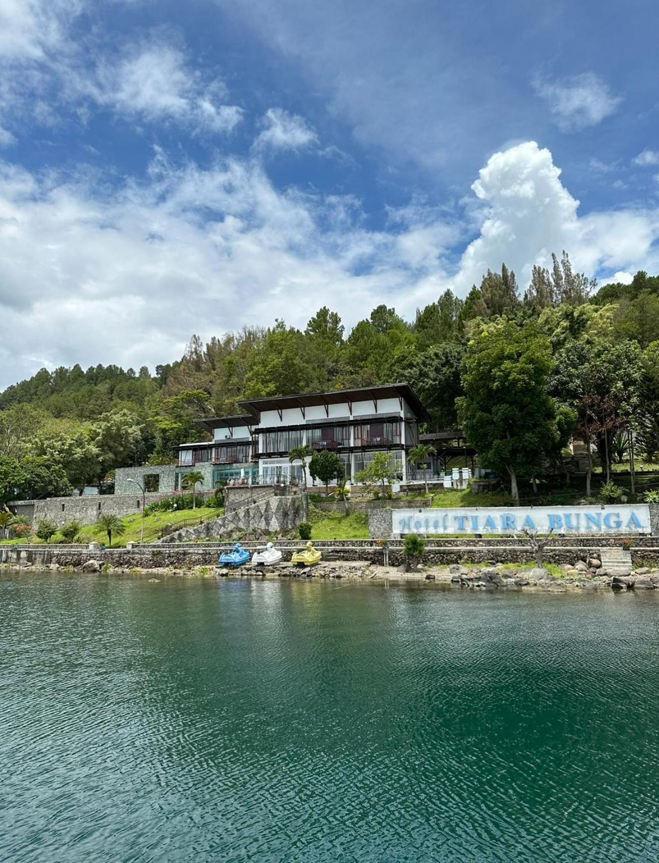 Tiara Bunga Hotel & Villa Balige Exteriör bild