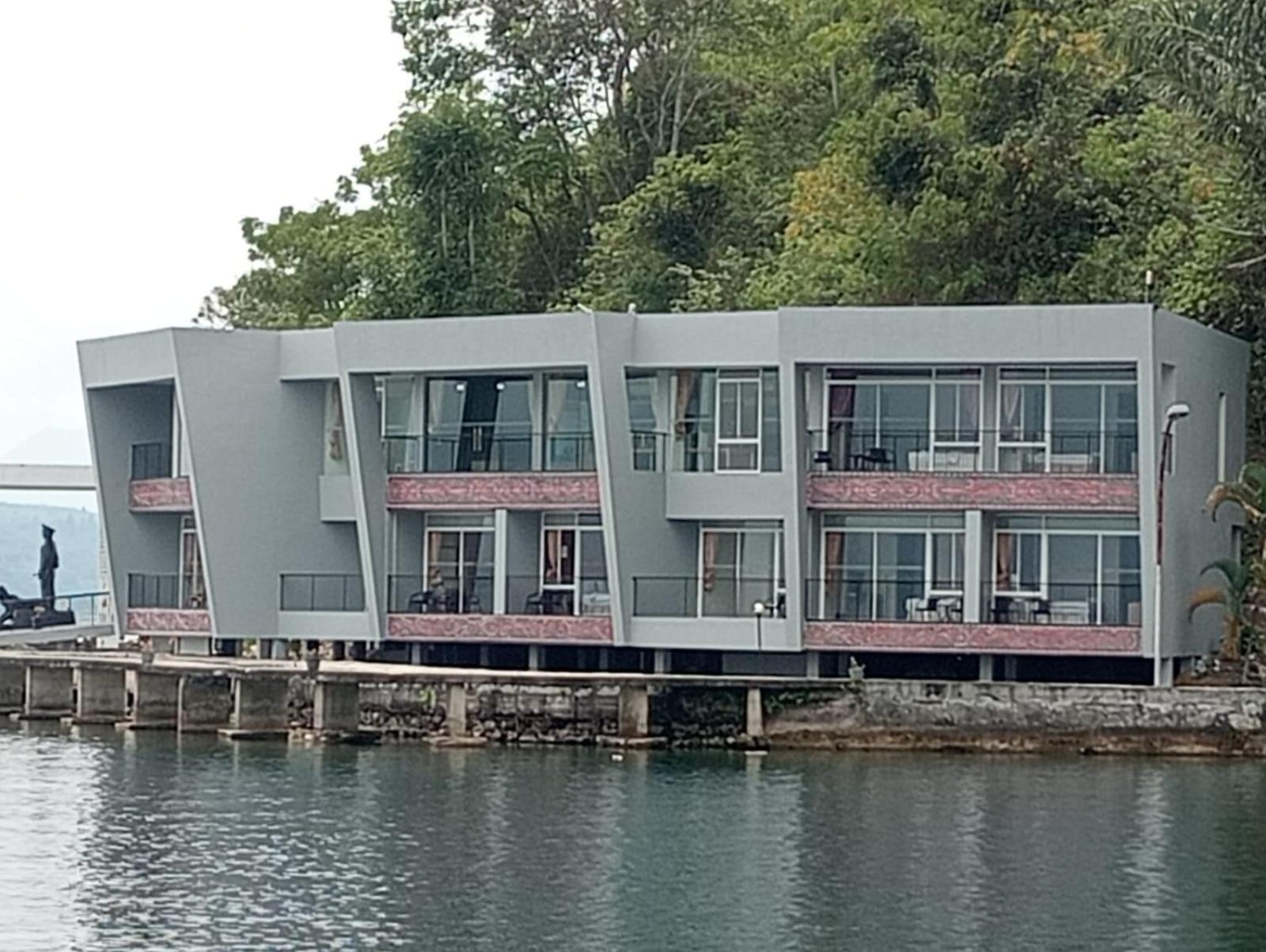 Tiara Bunga Hotel & Villa Balige Exteriör bild