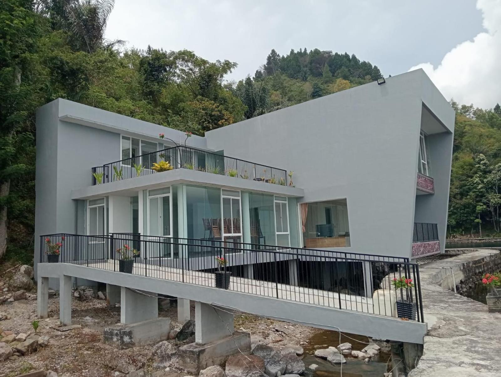 Tiara Bunga Hotel & Villa Balige Exteriör bild