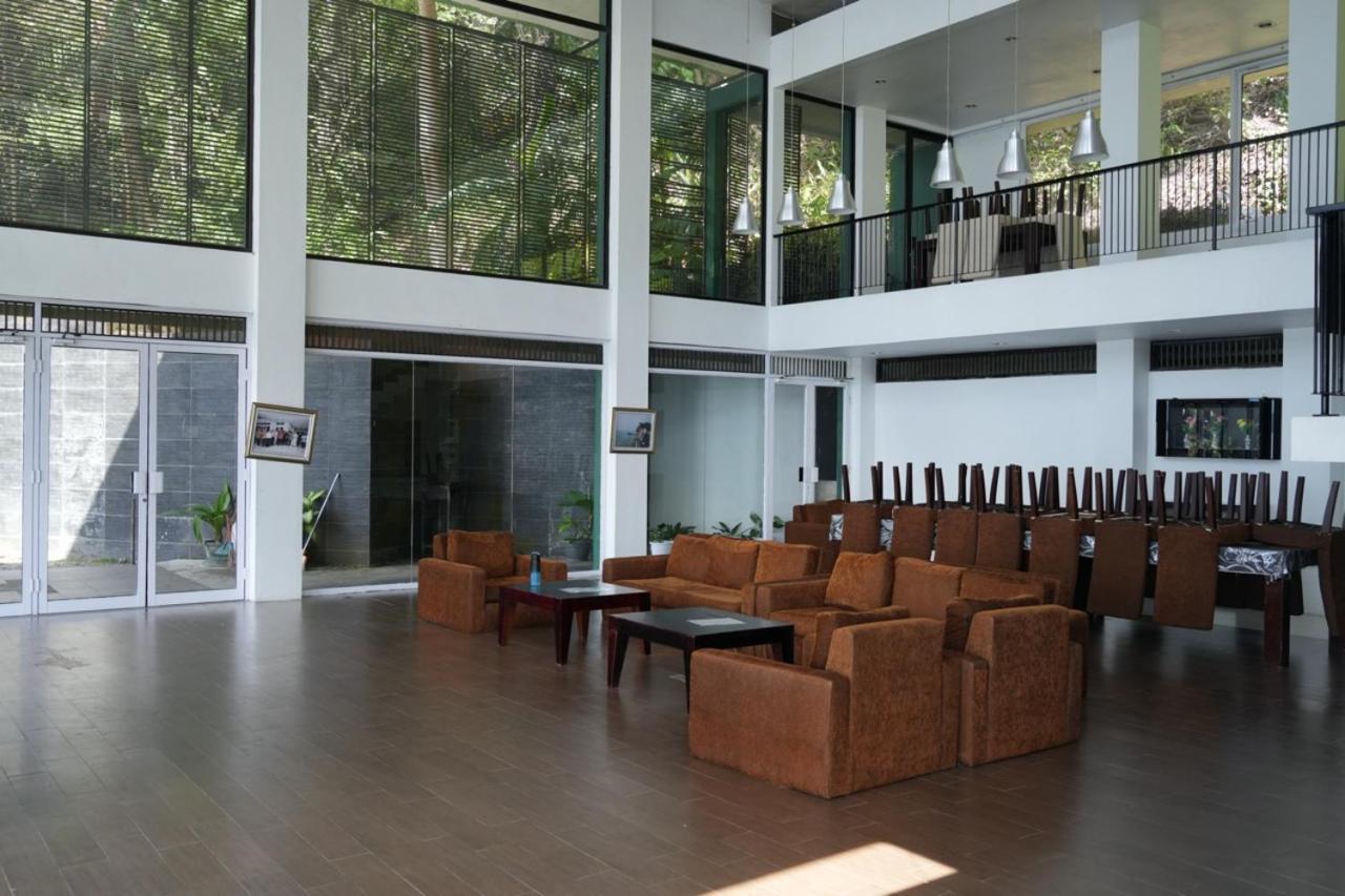 Tiara Bunga Hotel & Villa Balige Exteriör bild