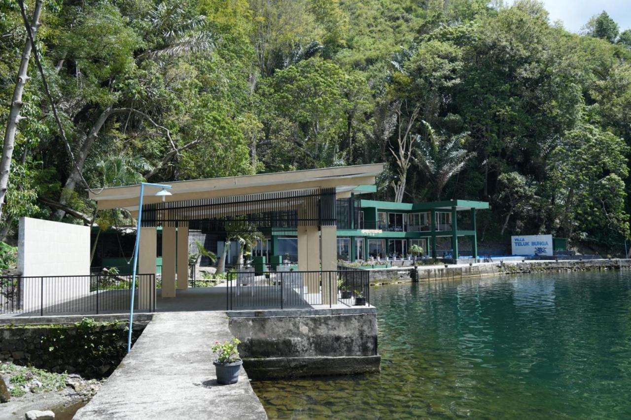 Tiara Bunga Hotel & Villa Balige Exteriör bild