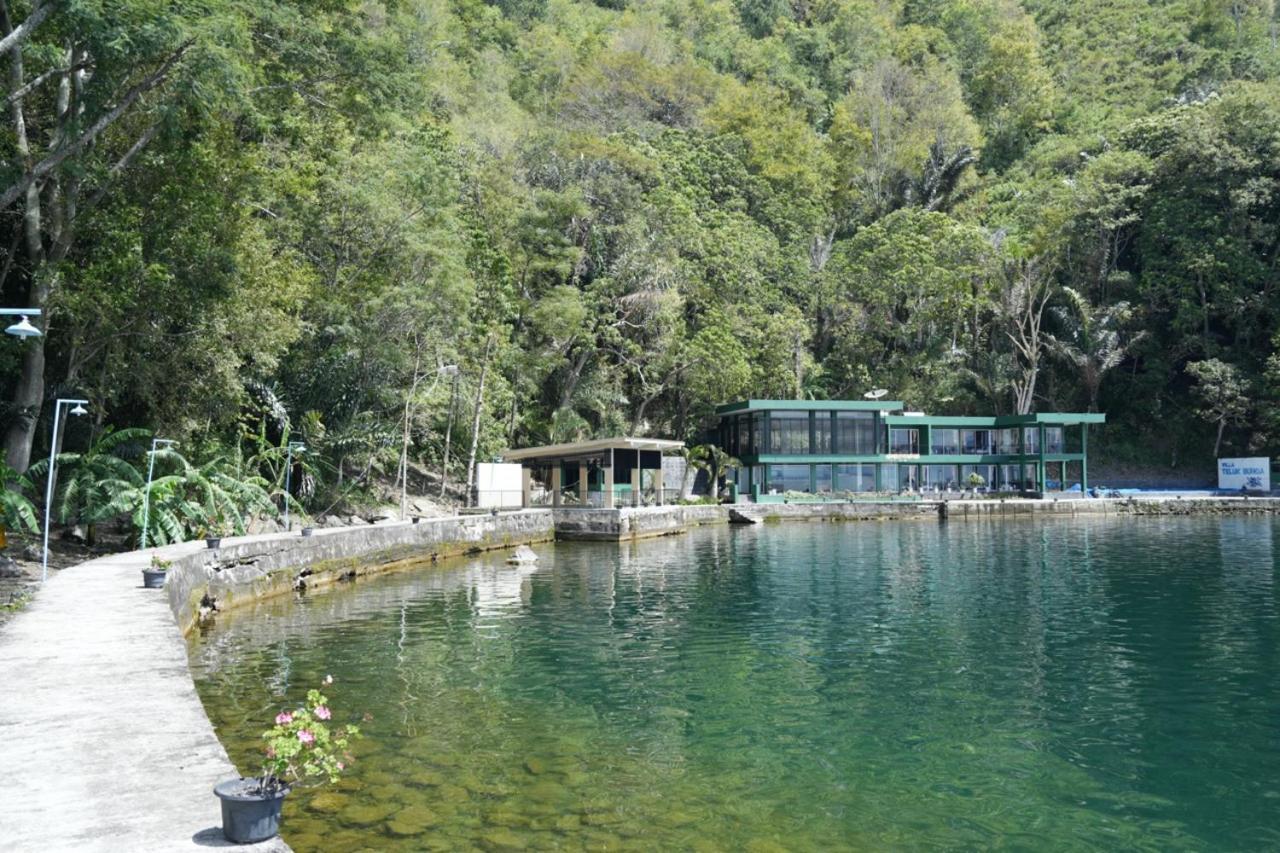 Tiara Bunga Hotel & Villa Balige Exteriör bild