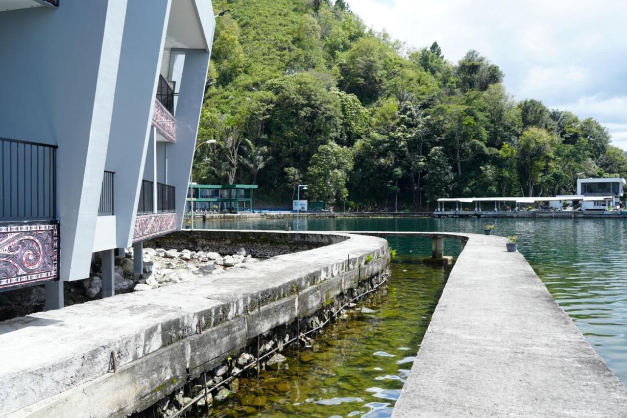 Tiara Bunga Hotel & Villa Balige Exteriör bild