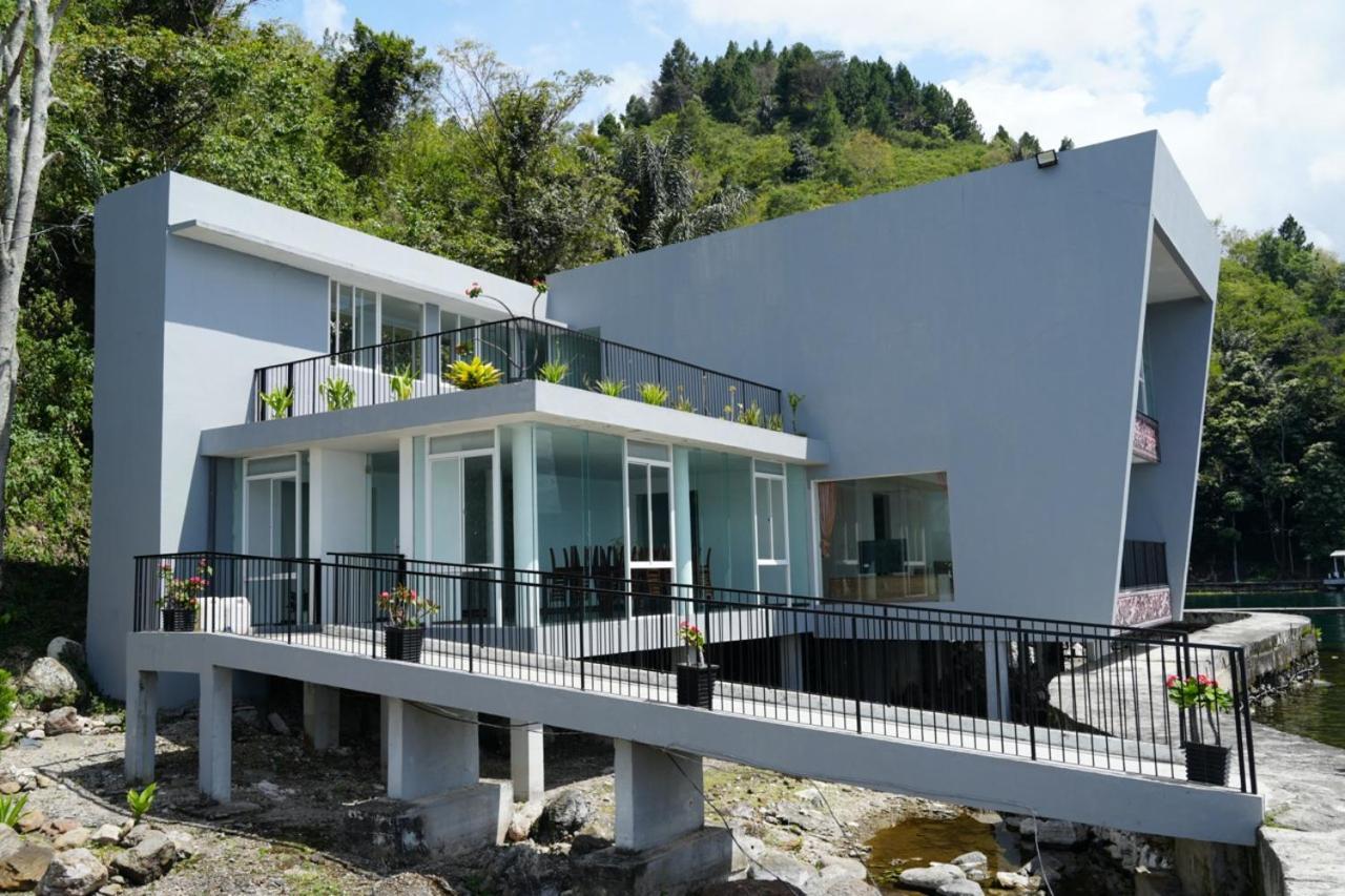 Tiara Bunga Hotel & Villa Balige Exteriör bild