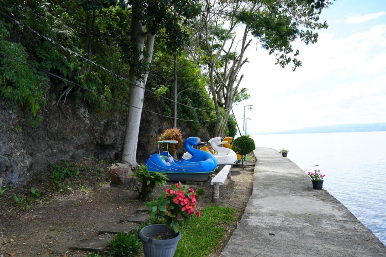 Tiara Bunga Hotel & Villa Balige Exteriör bild