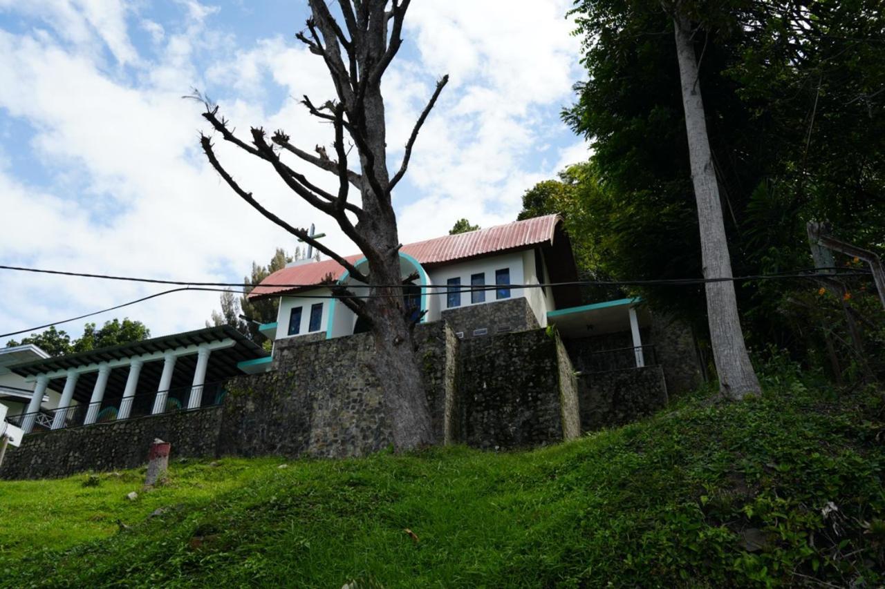 Tiara Bunga Hotel & Villa Balige Exteriör bild
