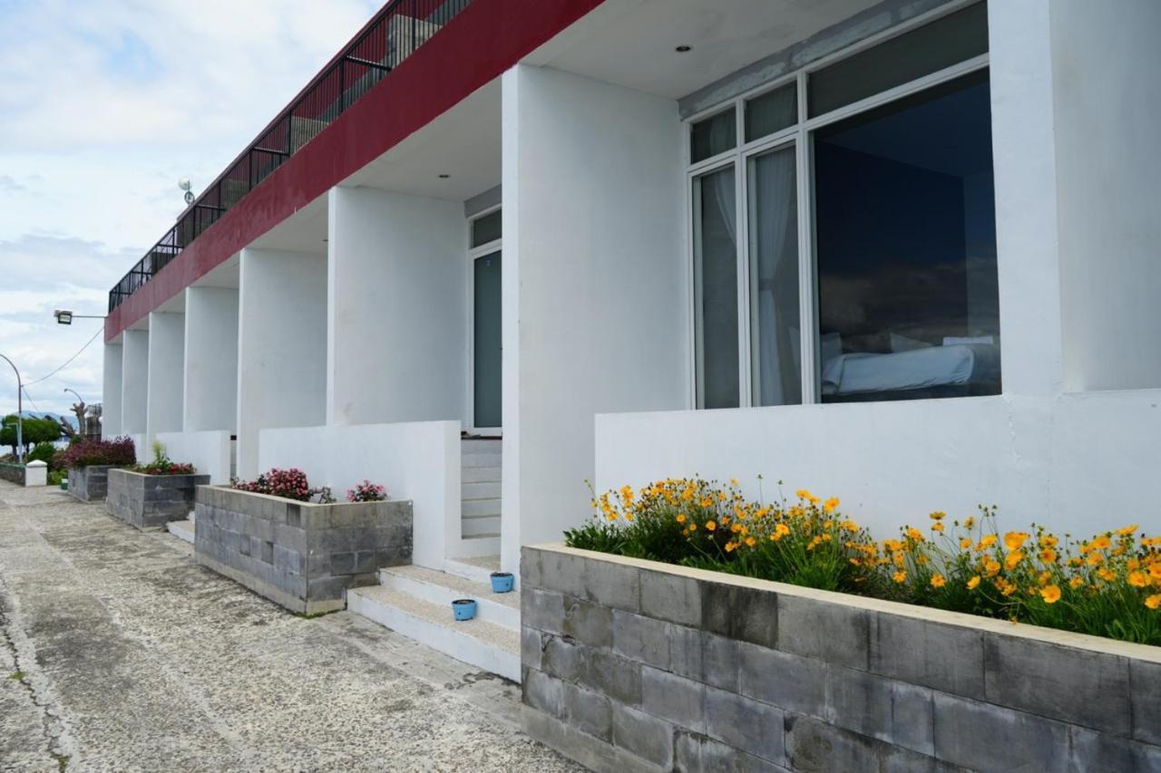 Tiara Bunga Hotel & Villa Balige Exteriör bild