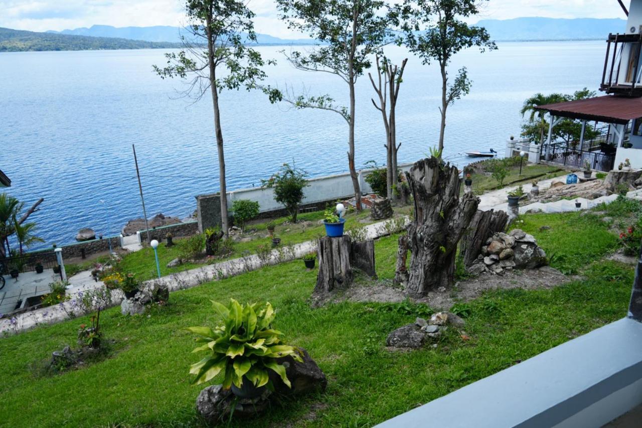 Tiara Bunga Hotel & Villa Balige Exteriör bild