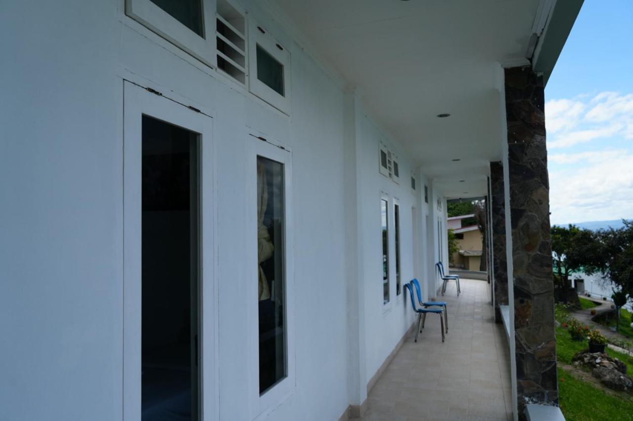 Tiara Bunga Hotel & Villa Balige Exteriör bild